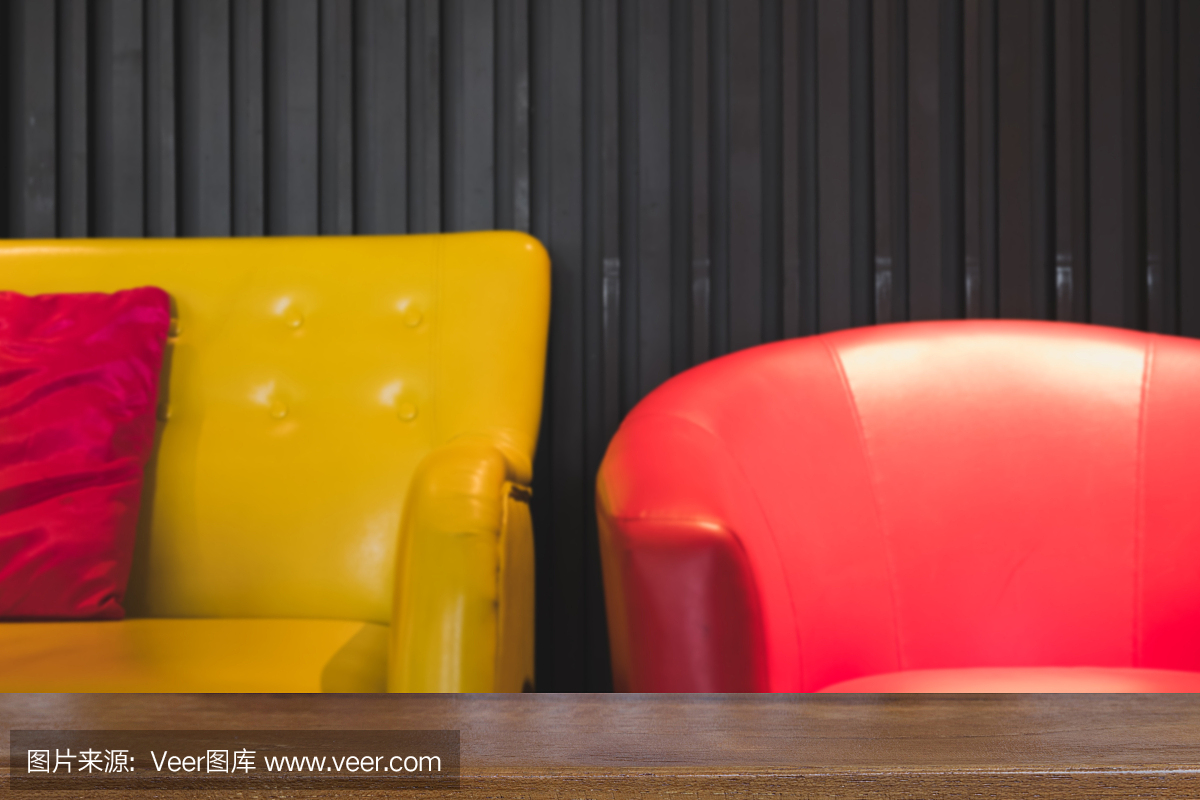 黄色皮革沙发与粉红色织物枕头和红色扶手椅与选定焦点木桌蒙太奇或展示您的产品